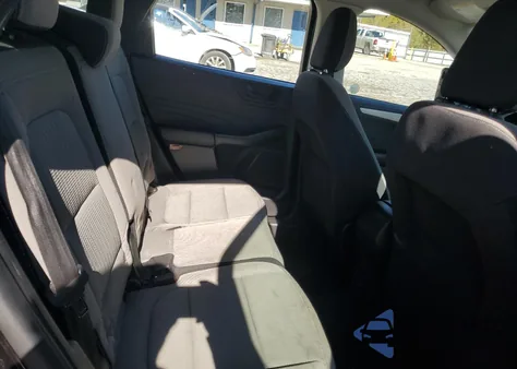 2022 Ford Escape S z USA, uszkodzony, nr VIN 1FMCU9F66NUA28401